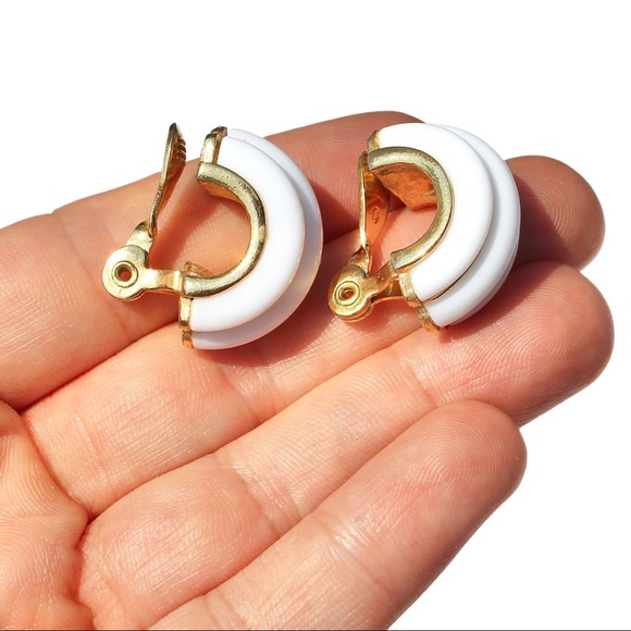 Vintage Monet White Lucite Clip On Hoop Earrings Chunky Gold Plated Ribbed Hoops - Picture 2 of 3